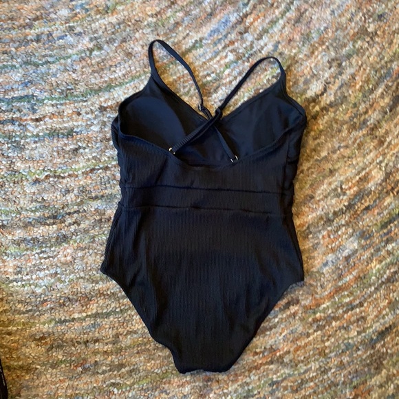 High cut One Piece black swimsuit - Picture 3 of 4